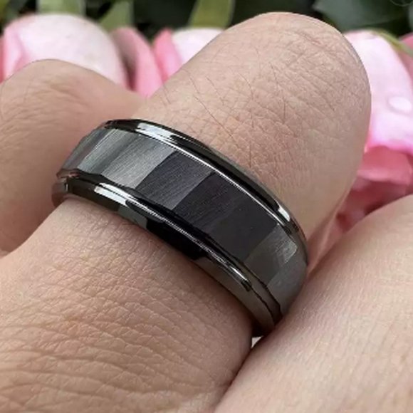 Men's Tungsten Wedding Band (8mm). Black Hammered Finish Tungsten Carbide Ring - Picture 3 of 4